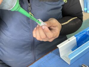 アルミ曲げ加工品　フタ取付作業　ハードロック接着