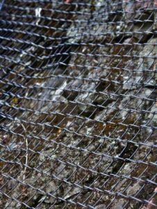 山腹に設置された落石防止フェンス