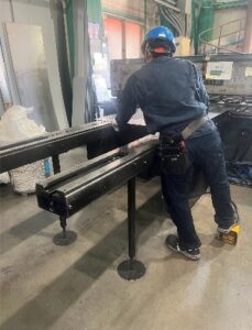 シャーリング加工でフチを切断し フチ無しパンチングメタルにしている工程写真