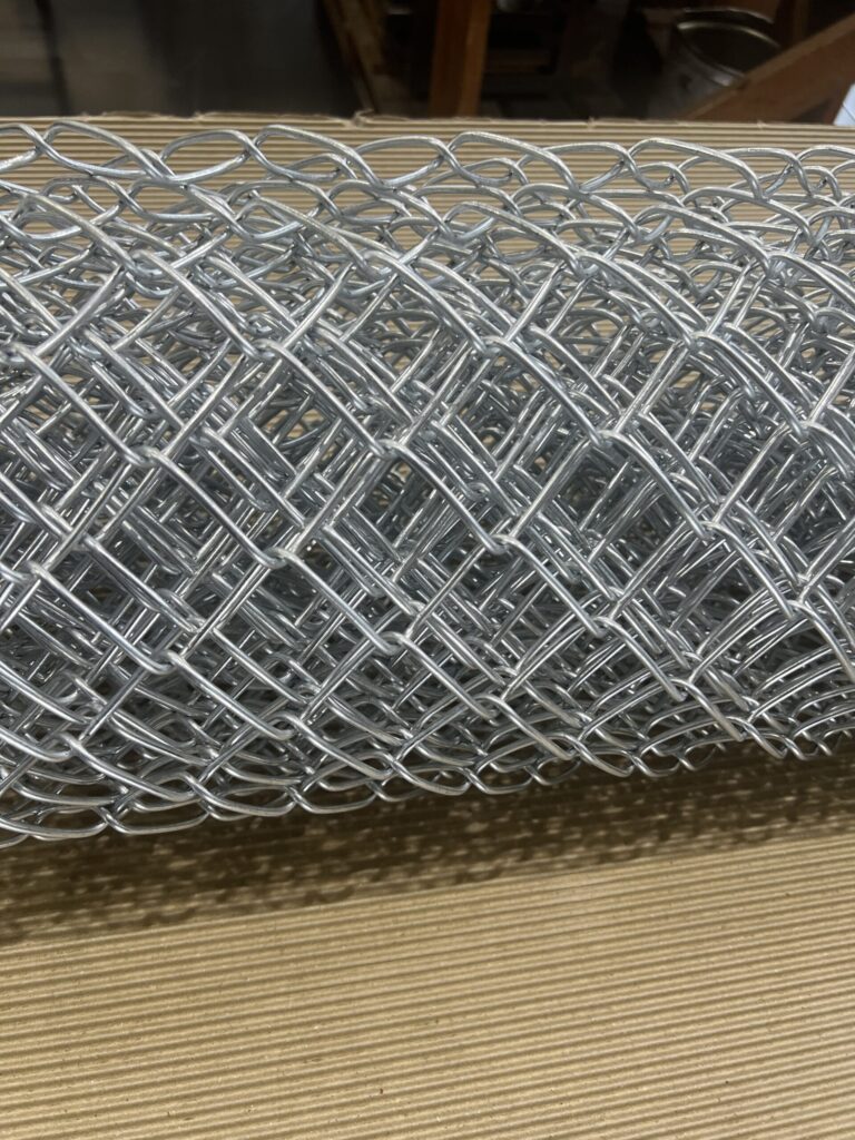 横から見たステンレス製菱形金網の拡大写真