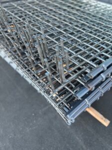 フック加工された振動ふるい用金網（スクリーン）。端部の丸棒とフックが一体となった頑丈な構造が見える。