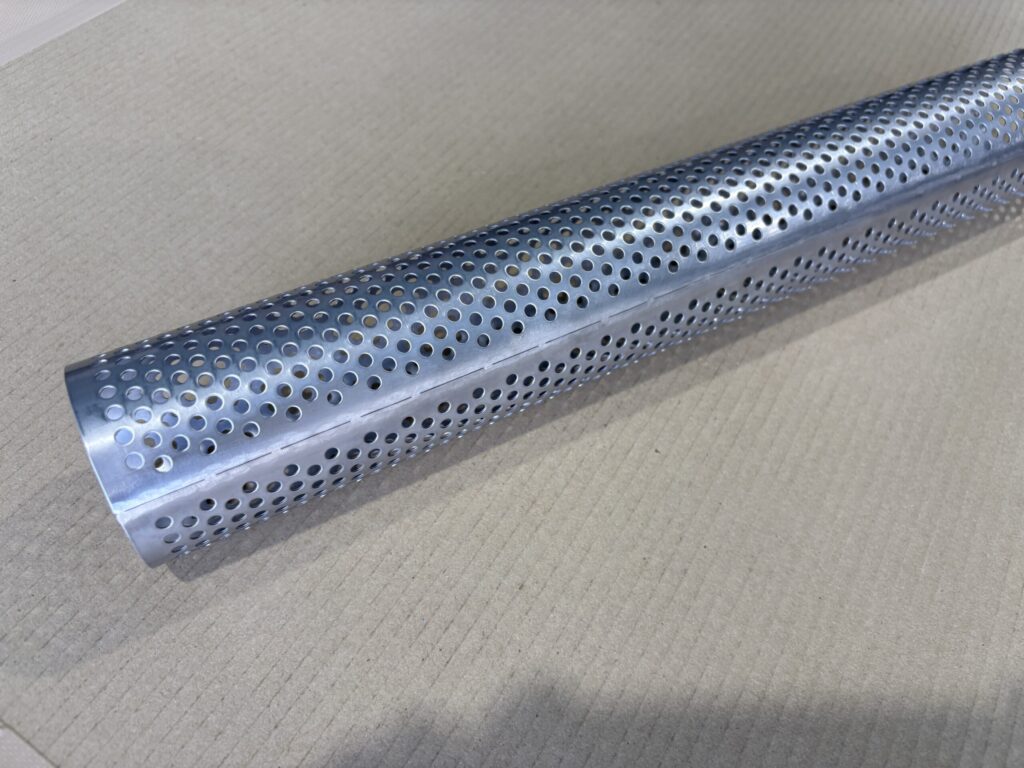 細長い金属製の筒。表面全体に小さな丸い穴が等間隔に開けられており、パンチングメタルが円筒状にロール加工されている様子がわかる。材質はSUS304ステンレス。