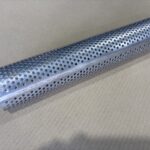 細長い金属製の筒。表面全体に小さな丸い穴が等間隔に開けられており、パンチングメタルが円筒状にロール加工されている様子がわかる。材質はSUS304ステンレス。