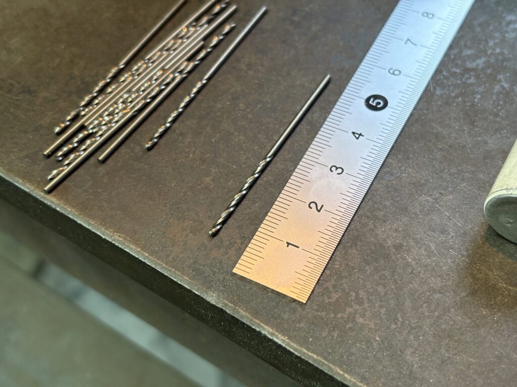 パンチングメタル治具用ドリル研磨前の、摩耗や汚れが見られる刃先の様子。