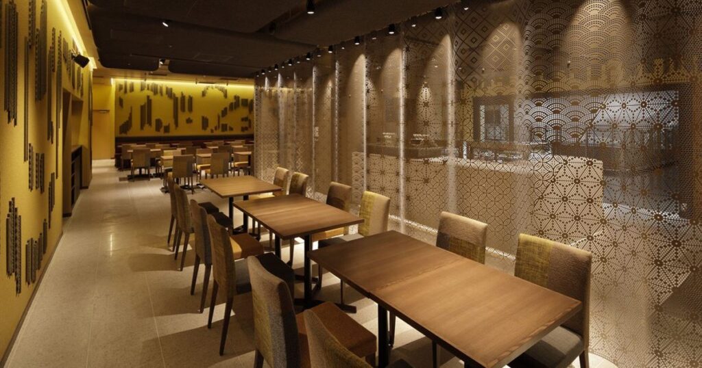 デザインパンチングで和柄を表現した飲食店の間仕切り