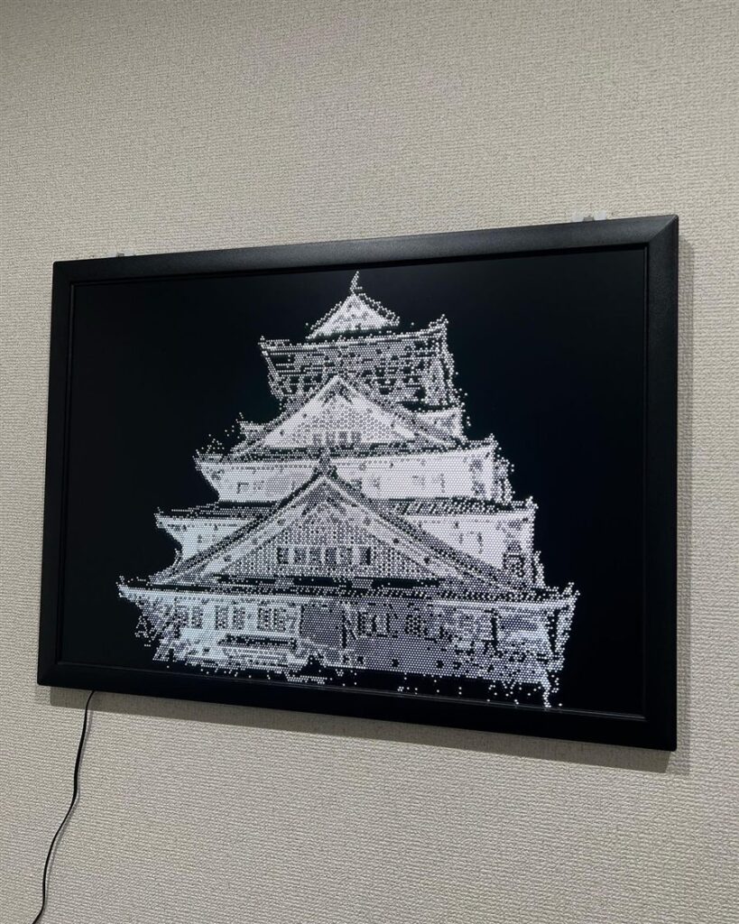 穴の大きさだけで大阪城を表現したデザインパンチング作品